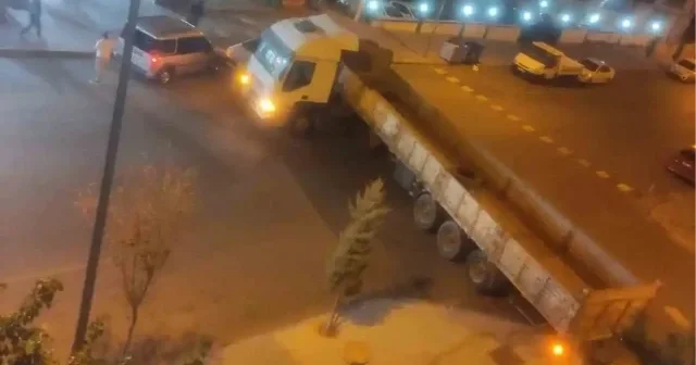 Tır şoförünün ihmali araçlara zarar verdi Nevşehir Haberleri