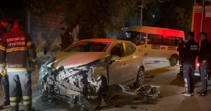 Erzincan da minibüs ile otomobil çarpıştı