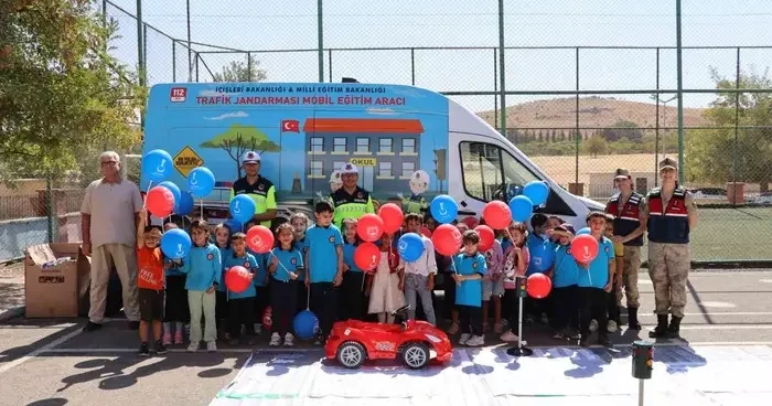 Jandarmadan 170 öğrenciye teorik ve pratik trafik eğitimi