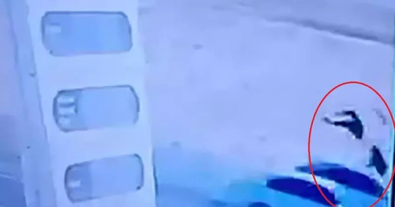 Yola Fırlayan Çocukları Kurtaran Genç Hayatını Kaybetti