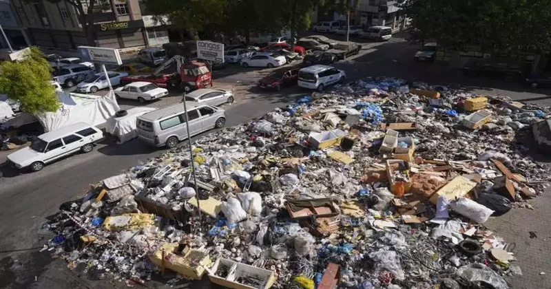 Bölge halkı mazotla haşere önlemi alıyor! İzmir de bir cadde komple çöple doldu!