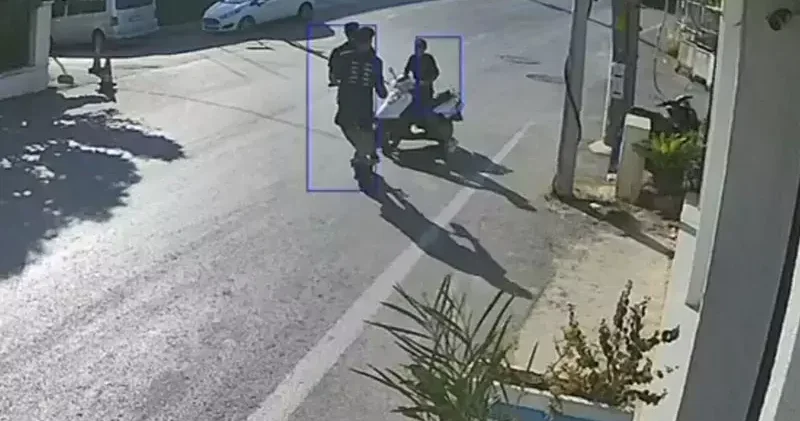 Bodrum da skuter ile motosikletin çarpıştığı kaza kamerada; 3 yaralı
