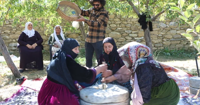 Hakkari de kadınlar, dedelerinden kalma taş değirmende buğday öğütüyor Hakkari Haberleri