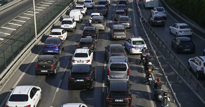 İstanbul trafik yoğunluğu! Araçlar adım adım ilerliyor