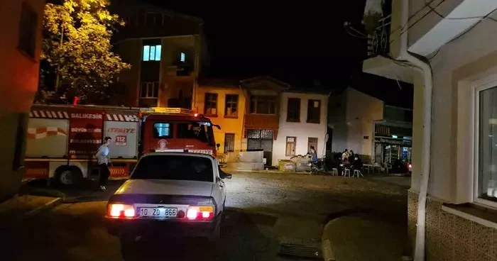 Depremlerin durmadığı Sındırgı’da vatandaşlar geceyi dışarıda geçirdi
