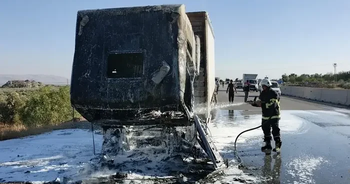 Hatay da tır yangını: Kullanılamaz hale geldi