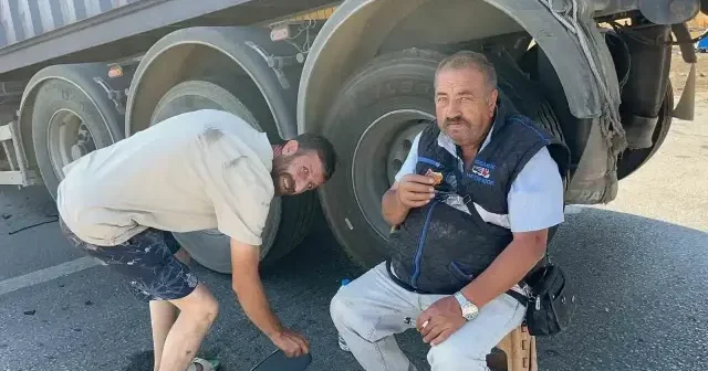 İki TIR çarpıştı ezilen kabinden çıkan sürücüye diğer meslektaşı kurabiye ikram etti VİDEO İZLE
