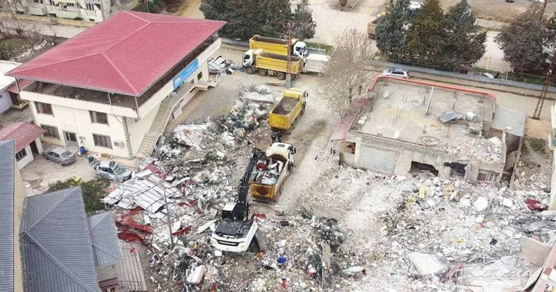 Yıkılan bir binanın daha müteahhidi tahliye edildi: Ölü helvası evinde kavrulmayan anlayamaz