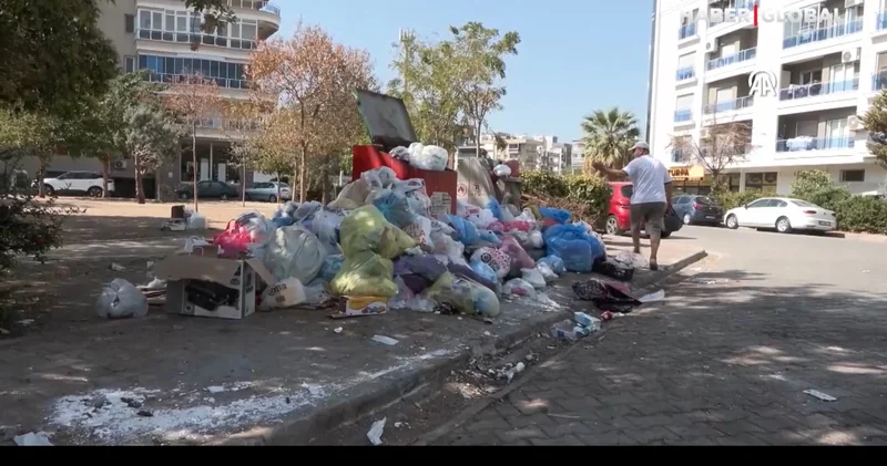 Karşıyaka da işçiler grevde: Toplanmayan çöpler vatandaşı bezdirdi
