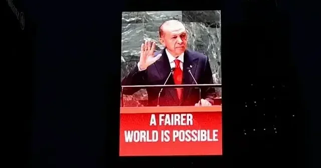 Cumhurbaşkanı Erdoğan’ın sözü Times Meydanı ndaki ekranlara yansıtıldı: Daha adil bir dünya mümkün VİDEO İZLE