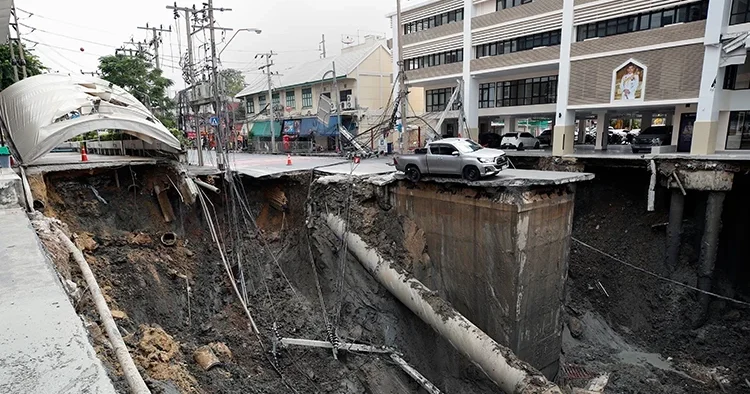 Tayland da şehrin ortasında yol çöktü: Hastane ve polis merkezi tahliye edildi