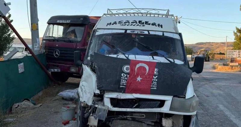 Eskişehir de tarım işçilerini taşıyan minibüsle kamyon çarpıştı: Çok sayıda yaralı var