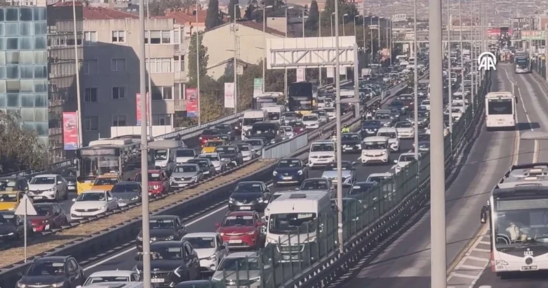 İstanbul güne trafik yoğunluğuyla başladı! Yollar yine kilitlendi