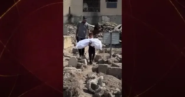 Bu nasıl bir acı! Kuzeninin cansız bedenini taşıyan çocuğun dramı yürekleri sızlattı.