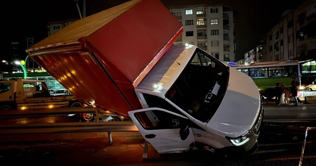 Kocaeli de otomobil ile kamyonetin çarpışması sonucu 3 kişi yaralandı Kocaeli Haberleri