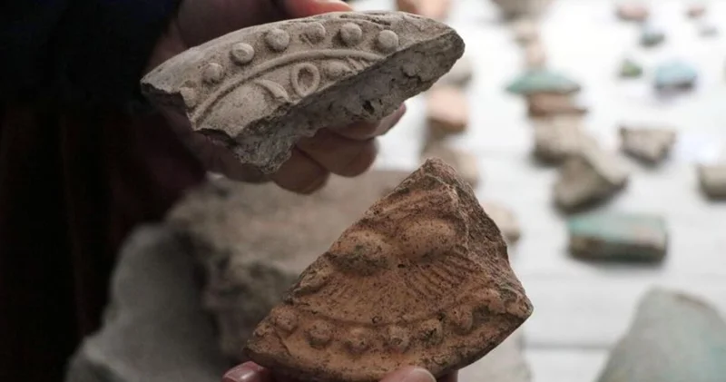 Tarlada bulunan çatı kiremiti, yıllar sonra uluslararası arkeolojik keşfin kapısını araladı