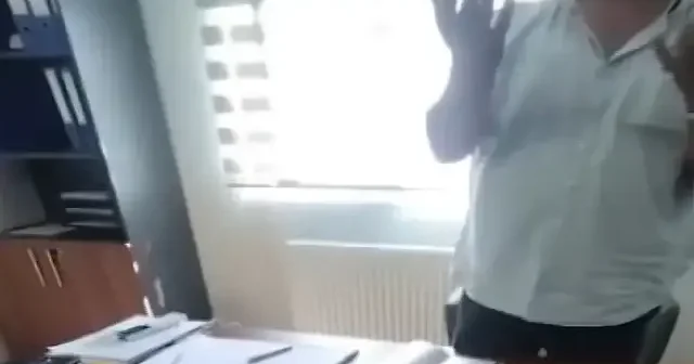 Kendisini işten çıkaran patronunu kaynar suyla yaktı VİDEO İZLE