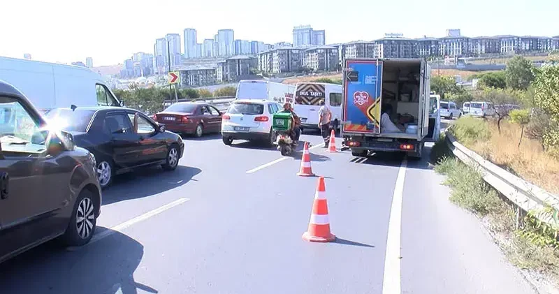 Başakşehir de yola düşen mermerler trafik yoğunluğu oluşturdu; su tankerinin lastiği patladı