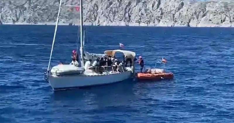 Muğla açıklarında yelkenlide 27 kaçak göçmen ve 2 organizatör şüphelisi yakalandı