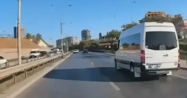 Servis şoförü ölüme davetiye çıkarttı: Trafiği tehlikeye düşüren magandaya ceza yağdı VİDEO İZLE
