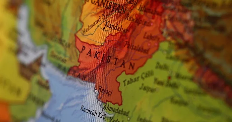 Pakistan’da yolcu trenine bombalı saldırı: Çok sayıda yaralı var