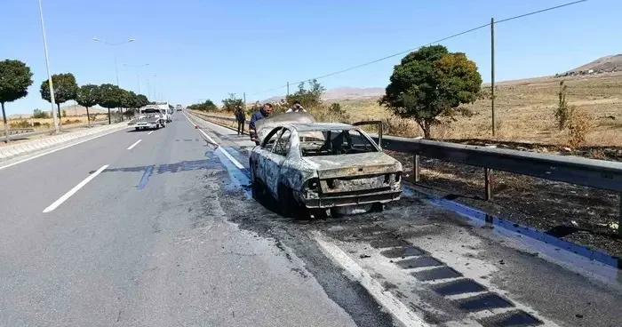 Van’da otomobil yangını