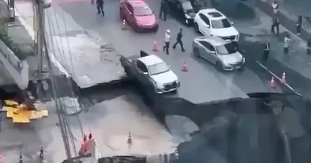 Bankok ta yol çöktü devasa çukur oluştu VİDEO İZLE