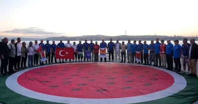 Gazze’ye destek için 20 kilometre yüzdüler VİDEO İZLE