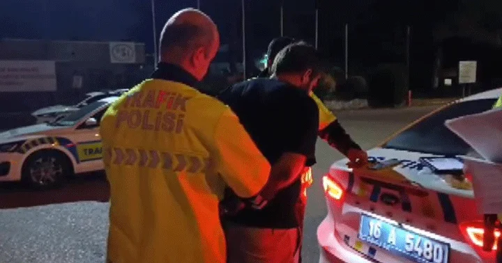 Aranması olan şüpheli polisin dikkati sayesinde yakalandı! Kardeşinin kimliğini vererek kurtulmaya çalıştı