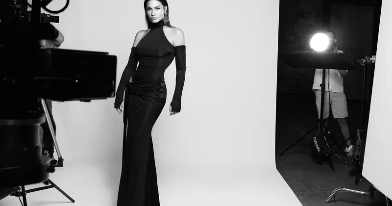 Demet Özdemir’den siyah beyaz pozlar
