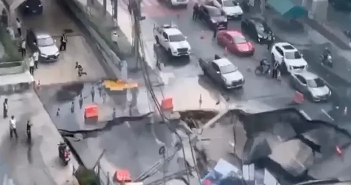 Tayland da korkunç anlar! Yol çöktü devasa çukur oluştu