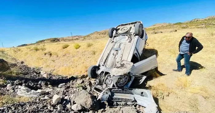 Adilcevaz’da ticari araç takla attı