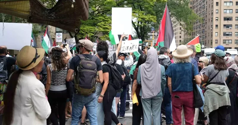 Liderler hitap ederken BM çevresinde Filistin protestosu