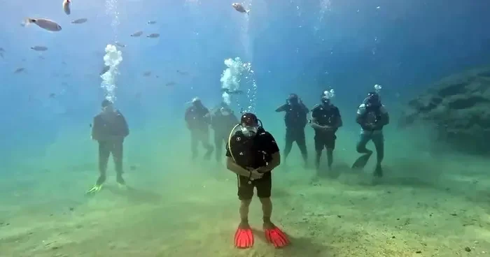 Denizin metrelerce dibinde namaz kıldılar