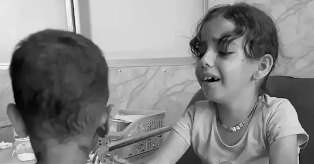 Gazzeli küçük kız yaralı kardeşini teselli ederken Kur’an ı Kerim’e sarıldı VİDEO İZLE