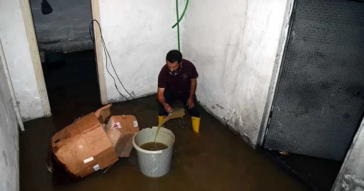 Çöp yığınları kanalları kapattı... Mahalleyi su bastı