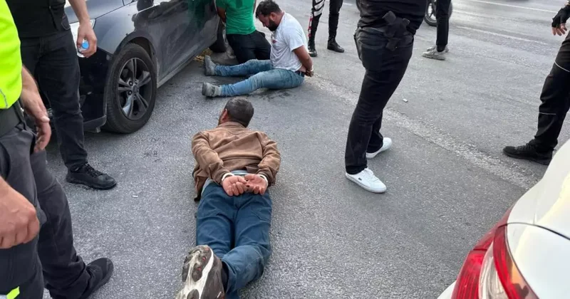 Durdurulan araçtaki şahıslar polise saldırdı
