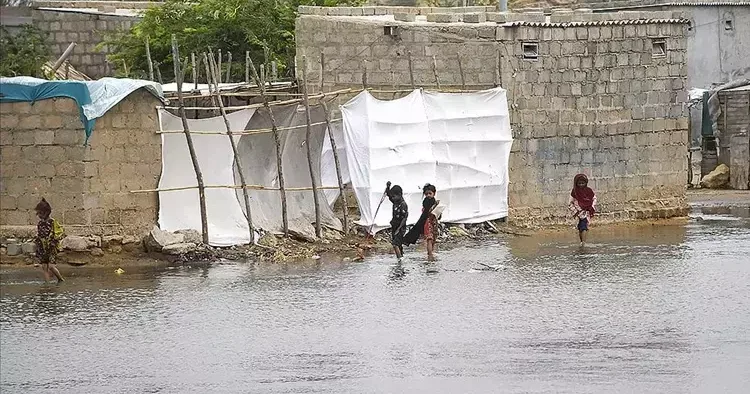 Pakistan daki fırtınada binalar çöktü: 18 kişi hayatını kaybetti