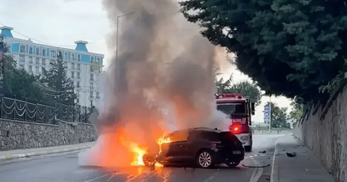 Yer: Pendik! Kaza yapan otomobilde yangın çıktı, yardıma itfaiye ekipleri yetişti