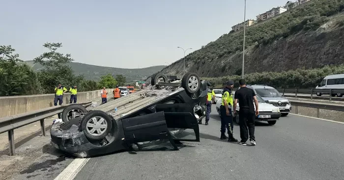 Anadolu Otoyolu nun Kocaeli kesiminde hafif ticari araç devrildi: 3 kişi yaralandı
