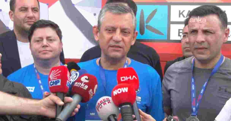 CHP lideri Özgür Özel, 10K Kadıköy Halk Koşusu’nu tamamladı: Seneye Ekrem Başkanla birlikte koşacağız!