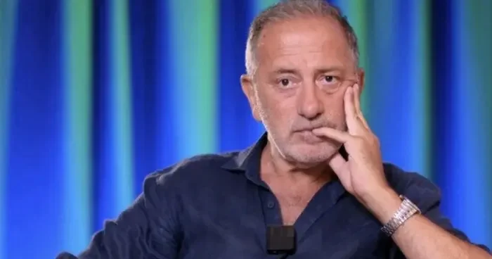 Gazeteci Fatih Altaylı ya pankartlı tehdit! Bir grup haydut diyerek duyurdu...