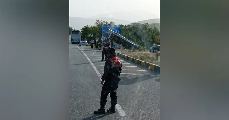 Isparta da tur otobüsü şarampole düştü: 16 yaralı