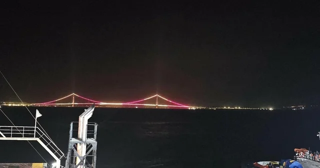 1915 Çanakkale Köprüsü sarı kırmızı renklere büründü Çanakkale Haberleri