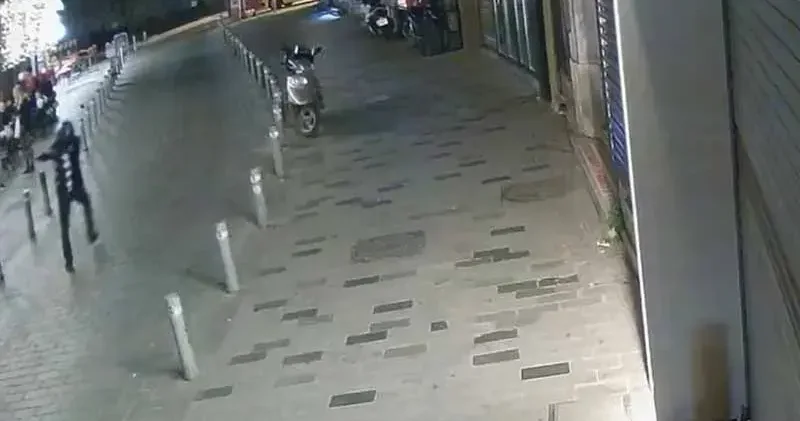 Polonya daki ticaret ortaklığı kavgası Beyoğlu na uzandı: Eczaneye kurşun yağmuru; Sizi suç çetelerine havale ettik