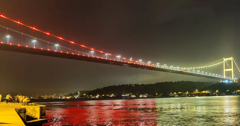 İstanbul da köprüler Galatasaray’ın renkleriyle ışıklandırıldı