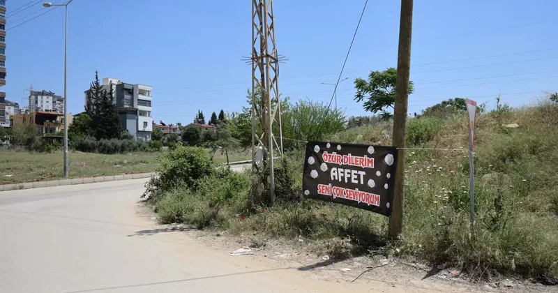 Sokağa Özür dilerim, seni seviyorum pankartı astılar, görenler aynı yorumu yaptı