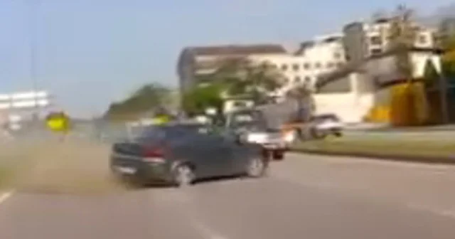 Lastiği patlayan otomobilin karşı şeride geçtiği kaza kamerada Bursa Haberleri
