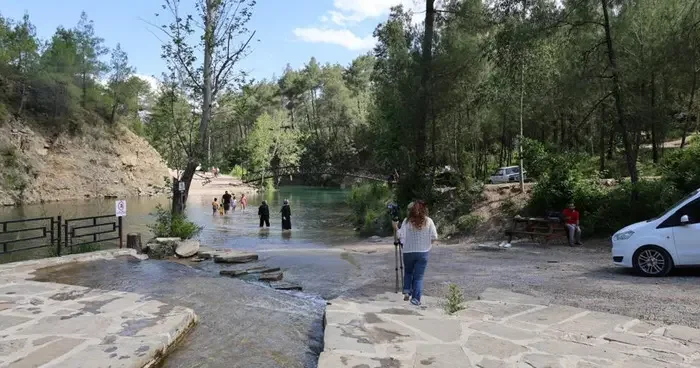 Adana da sıcaktan kaçıyorlar! Yedigöze de serinliyorlar