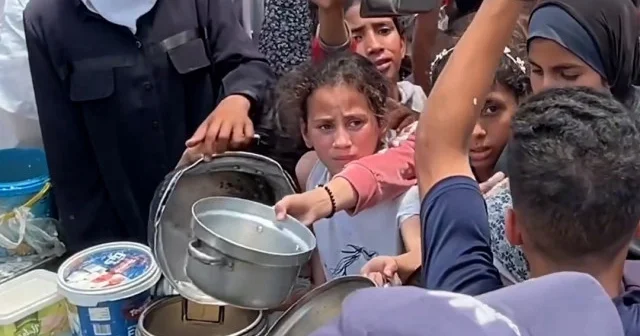 Açlığın gölgesinde umut kuyruğu: İsrail saldırıları altındaki Gazze de Filistinlilere sıcak yemek dağıtıldı VİDEO İZLE